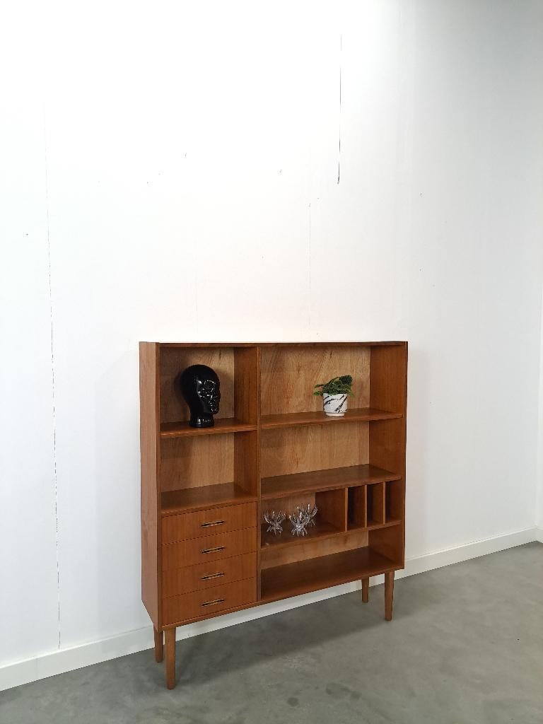 Deens teak vakkenkast met lades en hoge poten vintage, Met plank(en), Gebruikt, 100 tot 150 cm, 100 tot 150 cm