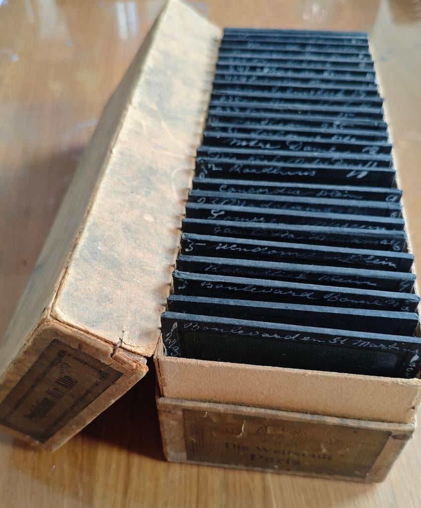 T109 Partij 24x glasdia's Frankrijk Parijs in Doos, Ophalen of Verzenden, Voor 1940, Gebruikt, Overige onderwerpen