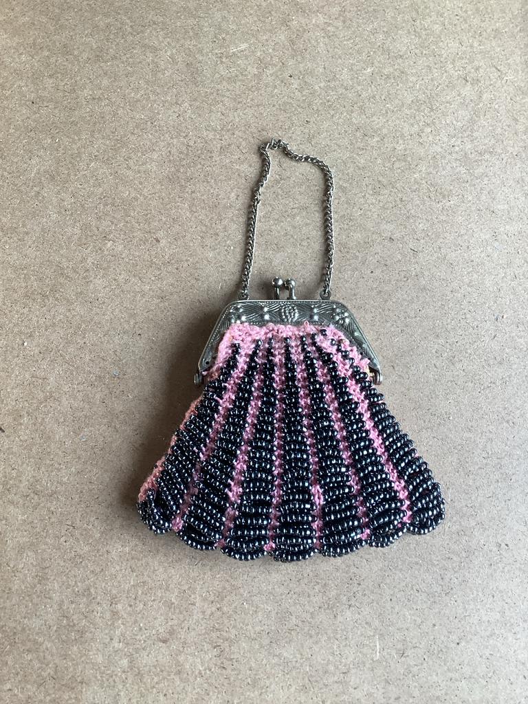 Vintage handgemaakte portemonnee met zilveren beugel, Overige merken, Gebruikt, Ophalen of Verzenden, Roze