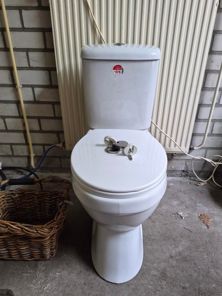 Nieuw staand toilet met wc-bril, Doe-het-zelf en Verbouw, Sanitair, Ophalen of Verzenden, Nieuw, Toilet