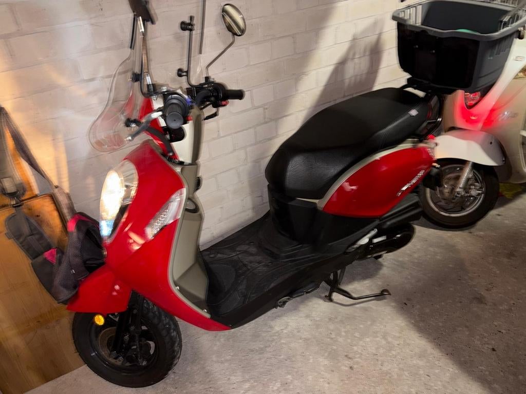 Rode Sym Mio snorscooter met windscherm en mandje, Fietsen en Brommers, Snorfietsen en Snorscooters, Gebruikt, SYM, Ophalen of Verzenden