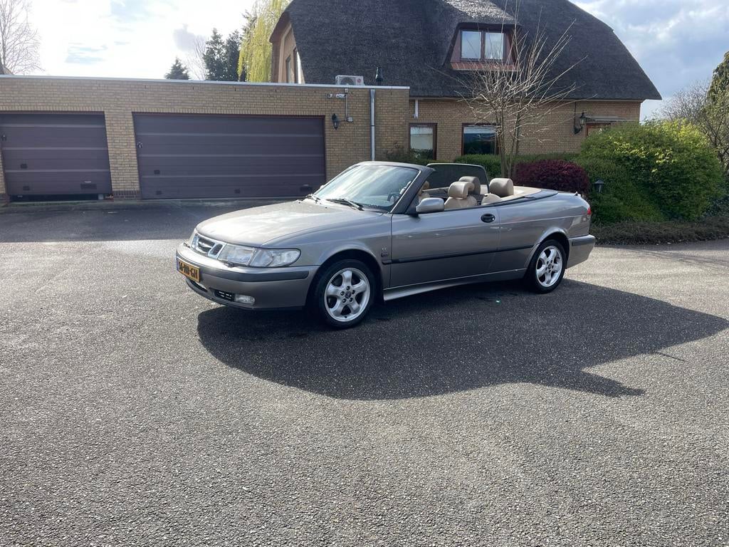 Saab 9-3 2.0 Turbo Cabrio AUT 2001 Grijs, Auto's, Saab, 4 cilinders, Cabriolet, 4 stoelen, 75 €/maand