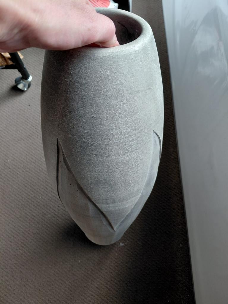 Grijze aardewerk vaas, cilinder, 61cm hoog, Huis en Inrichting, Woonaccessoires | Vazen, Ophalen, Gebruikt, Overige kleuren, 50 tot 75 cm