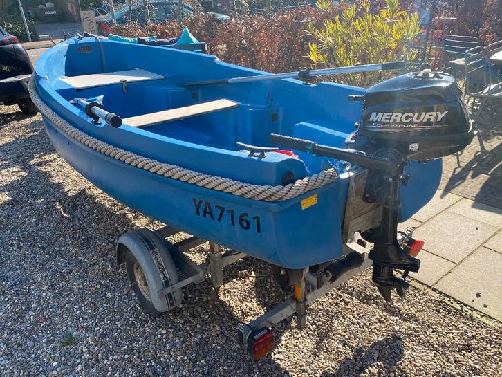 Kunststof sloep met trailer en motor, Watersport en Boten, Sloepen, Gebruikt, Tot 10 pk, 3 tot 6 meter, Buitenboordmotor, Benzine