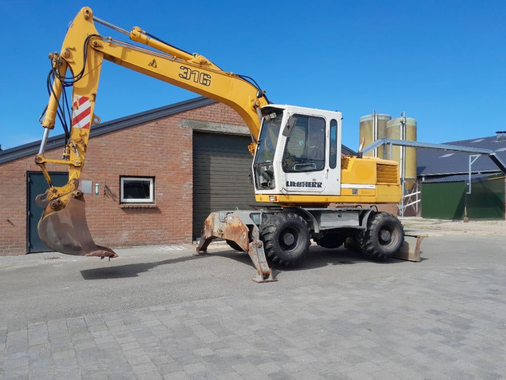 liebherr A 316 bandenkraan  graafmachine mobiele kraan, Ophalen, Grondbewerking