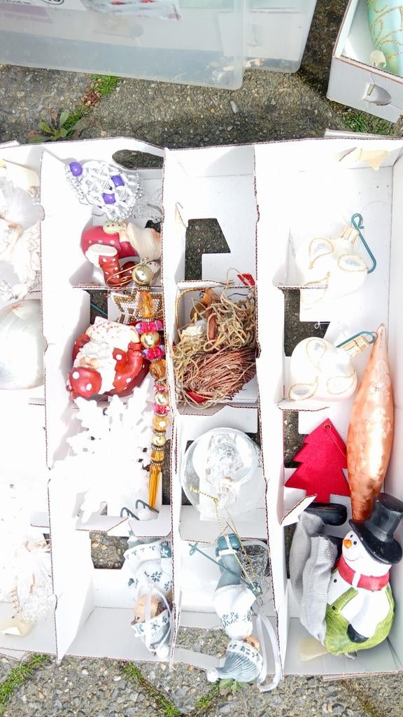 2 dozen vol met Kerstballen  en hangers, Ophalen