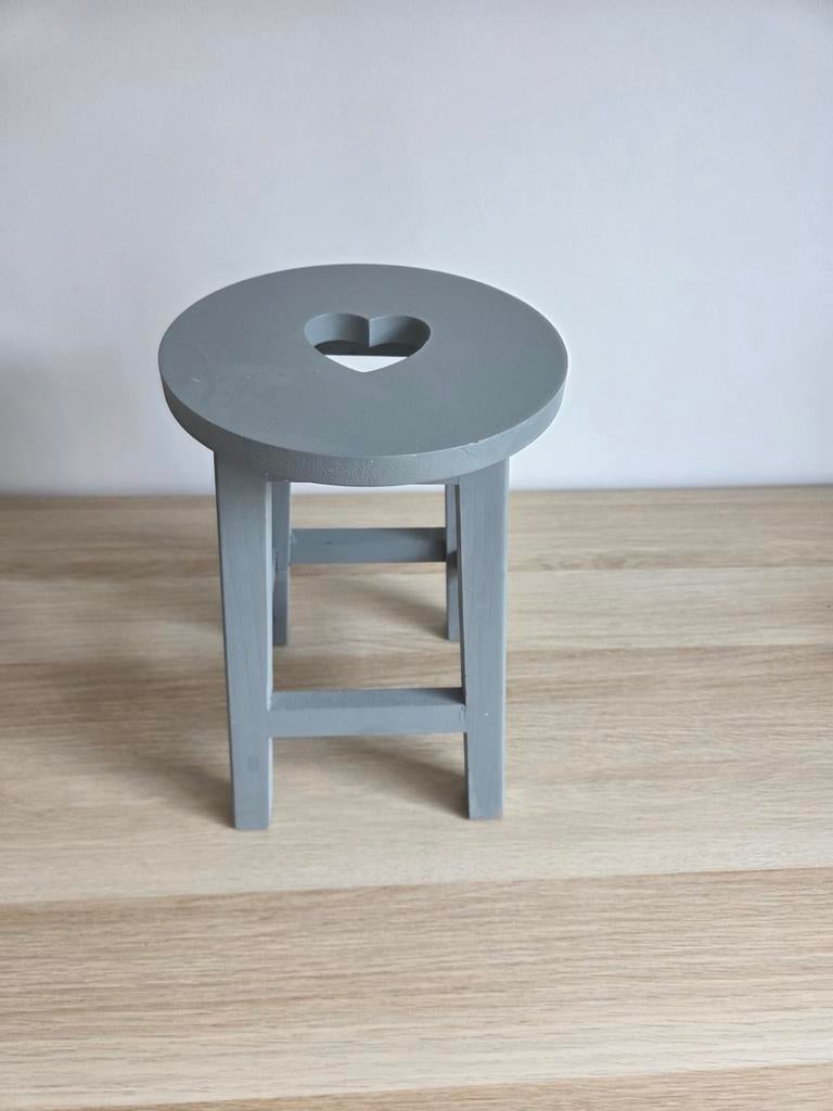 Houten krukje met hartjesuitsparing, Huis en Inrichting, Krukjes, Ophalen of Verzenden, Gebruikt, Hout