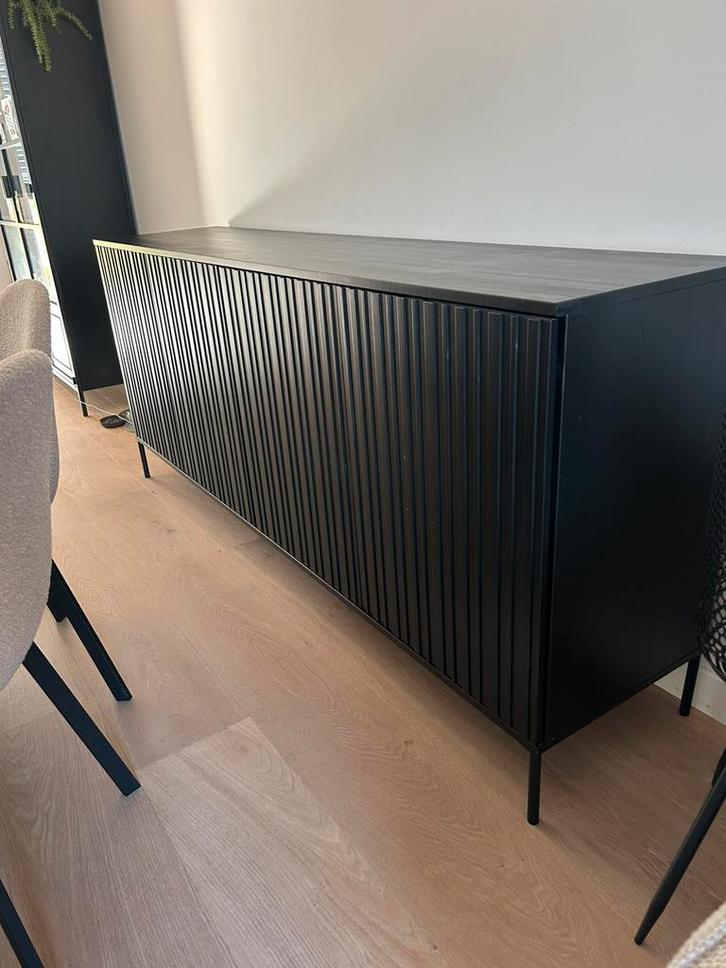 WOOOD Grand Gravure dressoir grenen zwart, Huis en Inrichting, Kasten | Dressoirs, Zo goed als nieuw, 150 tot 200 cm, 25 tot 50 cm