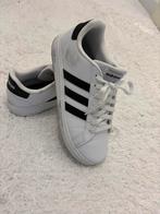 Witte en beige adidas maat 38, Ophalen of Verzenden, Zo goed als nieuw, Jongen of Meisje