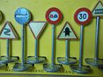 1955 Dinky Toys 771 INTERNATIONAL ROAD SIGNS 12 X IN DOOS -B, Hobby en Vrije tijd, Modelauto's | 1:43, Ophalen of Verzenden, Zo goed als nieuw