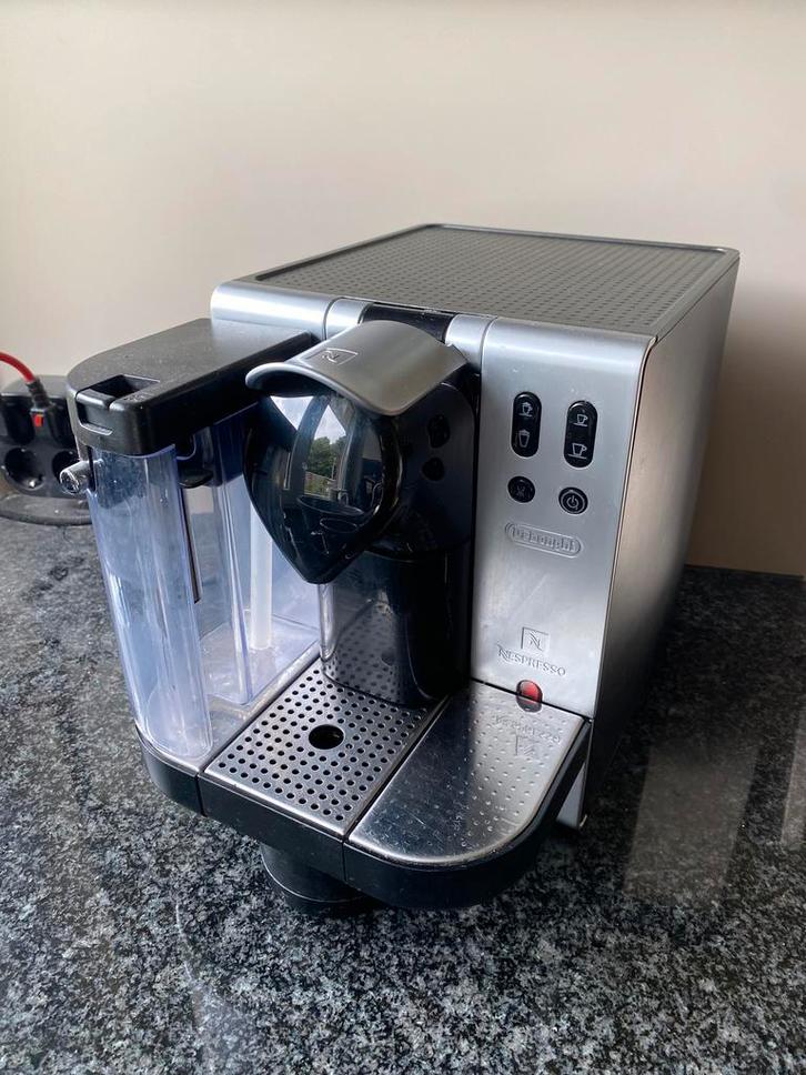 Nespresso DeLonghi koffiemachine, Witgoed en Apparatuur, Koffiezetapparaten, Zo goed als nieuw, Koffiepads en cups, Koffiemachine