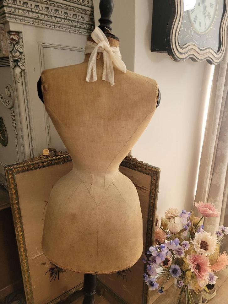 Antieke duivenborst paspop met wespen taille, Antiek en Kunst, Curiosa en Brocante, Ophalen