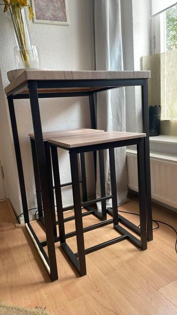 Fantastische Bartafeltje met krukjes beschikbaar voor biedingen