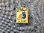 1 leuke katten pin met de tekst Caution Cat at play te koop, Verzamelen, Speldjes, Pins en Buttons, Ophalen of Verzenden, Nieuw