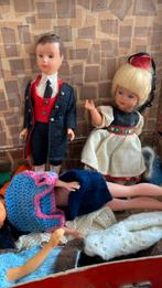 Oud poppenkoffertje met veel gehaakte poppenkleertjes, Ophalen of Verzenden, Gebruikt, Kleertjes