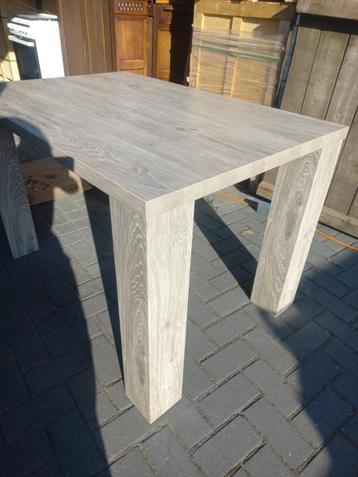Houten eettafel plus 2 salontafels beschikbaar voor biedingen