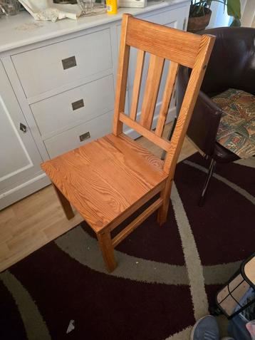 Houten stevige stoel beschikbaar voor biedingen
