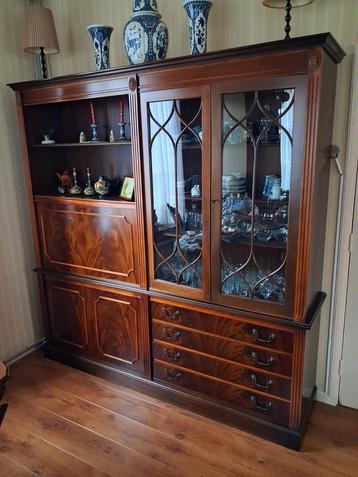 Mahonie houten vitrine kast. beschikbaar voor biedingen