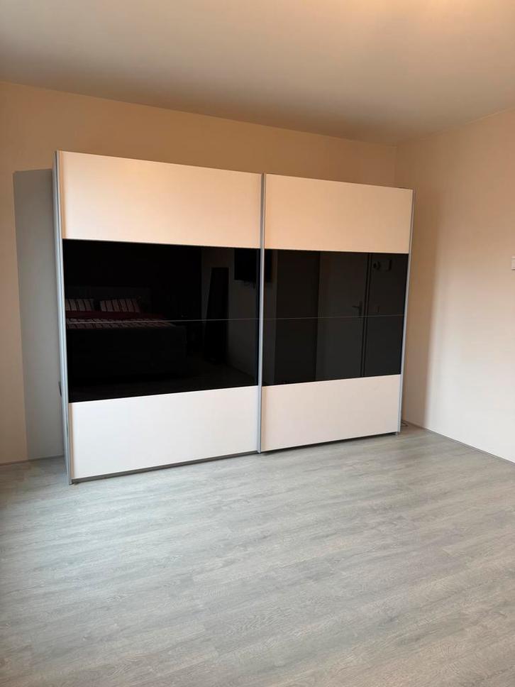 Moderne schuifdeurkast met glas ideaal voor op slaapkamer, Huis en Inrichting, Kasten | Kledingkasten, Gebruikt, 200 cm of meer