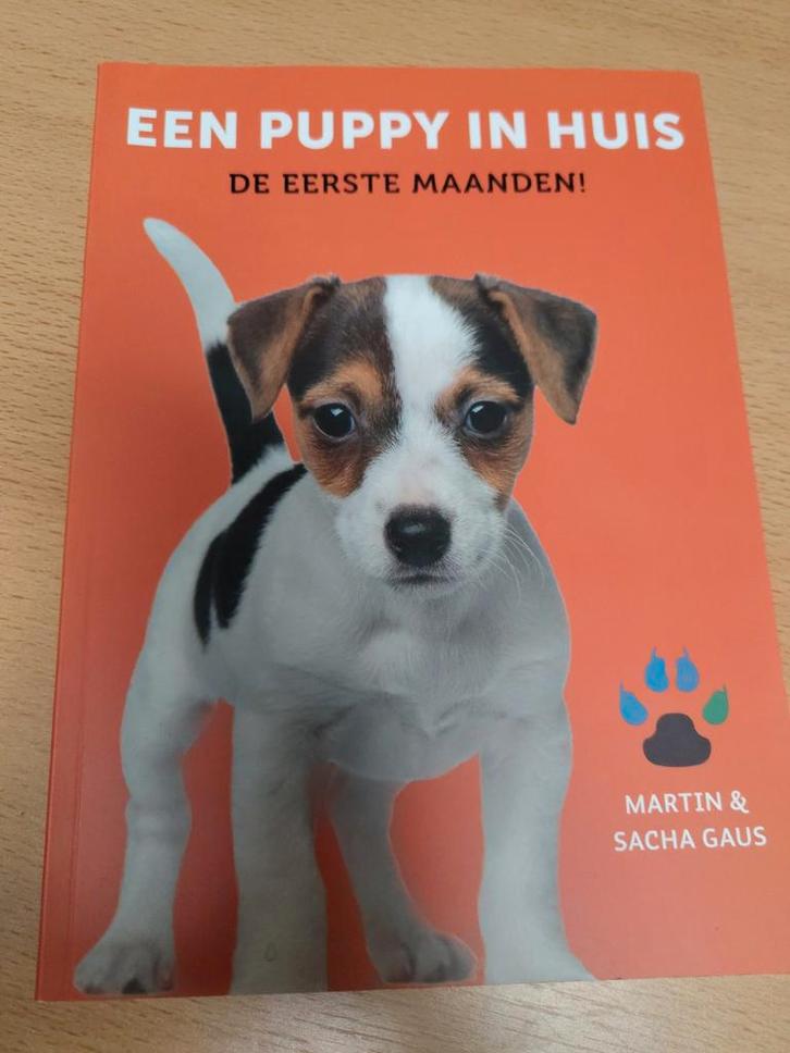 Een Puppy in Huis - De Eerste Maanden!, Boeken, Hobby en Vrije tijd, Zo goed als nieuw, Ophalen