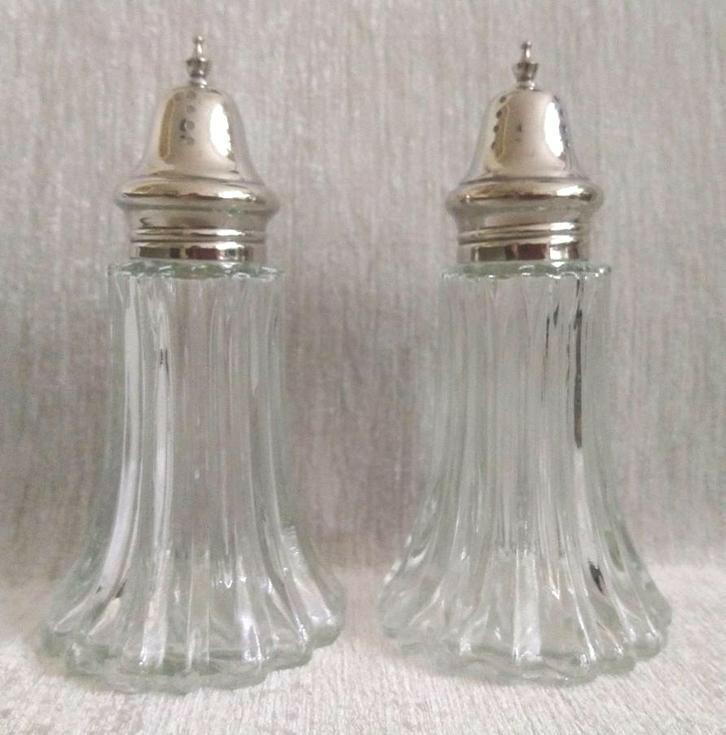 Strooibus van glas met verzilverde dop 15 cm hoog (2), Antiek en Kunst, Curiosa en Brocante, Ophalen of Verzenden
