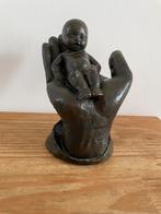 Bronzen Beeld Baby in Hand - Mat Wanders Gesigneerd, Antiek en Kunst, Ophalen