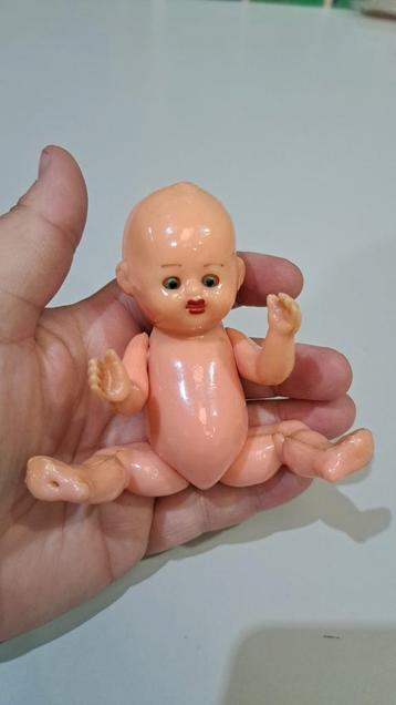 Lief klein baby slaappopje uit de jaren 50 beschikbaar voor biedingen