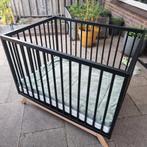 Babybox zwart met boxkleed en matras, Ophalen, Zo goed als nieuw, Rechthoekig, In hoogte verstelbaar