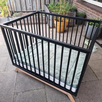 Babybox zwart met boxkleed en matras beschikbaar voor biedingen