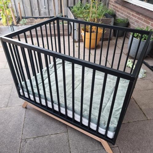 Babybox zwart met boxkleed en matras, Kinderen en Baby's, Boxen, Zo goed als nieuw, Rechthoekig, In hoogte verstelbaar, Boxkleed