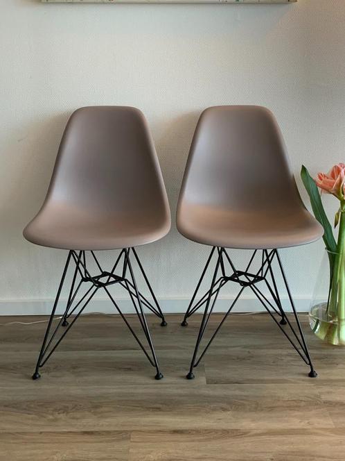 1x Vitra DSR (Mauve Grey, zwart eiffel, nieuwe hoogte), Huis en Inrichting, Stoelen, Zo goed als nieuw, Eén, Kunststof, Metaal