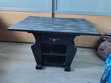 Zwart houten bijzettafel met lade beschikbaar voor biedingen