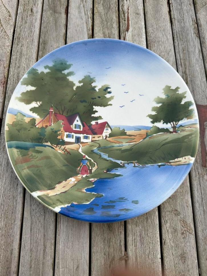 Wandbord met water, boerderij en meisje met emmers water, Antiek en Kunst, Antiek | Wandborden en Tegels, Ophalen of Verzenden