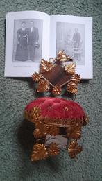 BRUIDSSTOELTJE + grátis trouwboek 336!! blz, BRUIDSKUSSEN., Antiek en Kunst, Ophalen of Verzenden