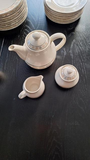 Royal Orchid Stoneware beschikbaar voor biedingen