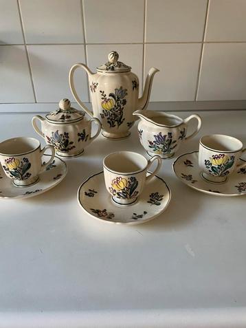 Petrus Regout & C koffie servies. Handpainted compleet 15 dl beschikbaar voor biedingen