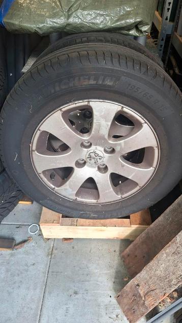 Peugeot Velgen set 4 stuks met Zomerbanden 195/65 R15 beschikbaar voor biedingen