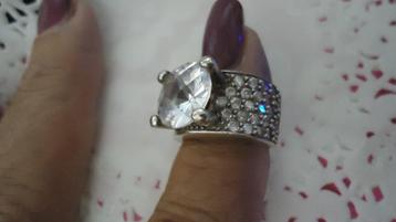 Zilver ring met grote en 46 kleine zirkonen maat 16,5 beschikbaar voor biedingen