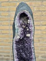 Prachtige Amethist Geode met (UV reactieve) calciet punten!, Ophalen, Mineraal
