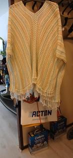 Te koop Fantastische gehaakte poncho turquoise berge en wit, Ophalen of Verzenden, Nieuw, Sjaal