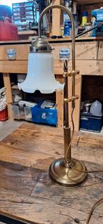 Antiek koperen tafellamp met wit glazen kap, Antiek en Kunst, Antiek | Lampen, Ophalen of Verzenden