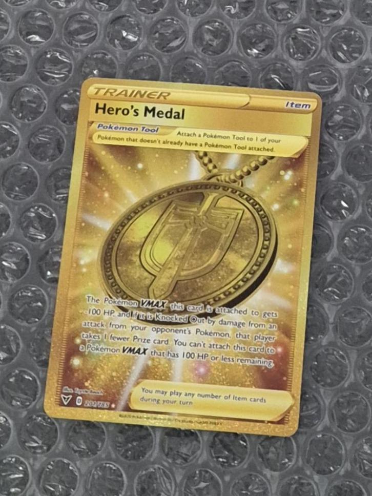 Gold Hero's Medal 201/185 Vivid Voltage Sword & Shield, Hobby en Vrije tijd, Verzamelkaartspellen | Pokémon, Zo goed als nieuw