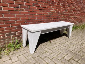 Prachtig tuinbankje beschikbaar voor biedingen