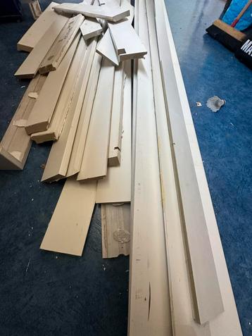 Plinten wit 10 cm hoogte totaal +\- 28 mtr TEAB beschikbaar voor biedingen