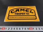 sticker tabak - CAMEL trophy 1983 liever muskietennet dan..., Ophalen, Zo goed als nieuw, Bedrijf of Vereniging