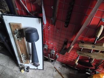 Veel oud gereedschap  beschikbaar voor biedingen