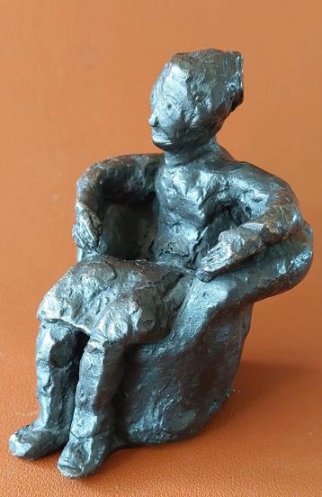 Beeldje brons oude vrouw in fauteuil  beschikbaar voor biedingen