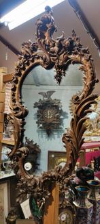 Antieke Notenhouten spiegel. Rijk gesneden. 80 cm h. €390., Antiek en Kunst, Antiek | Spiegels, Ophalen