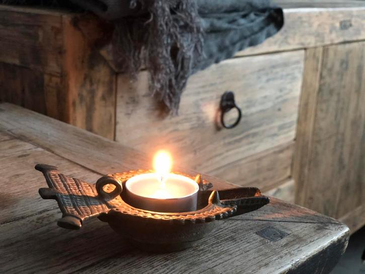 Klein oosters olie bakje olieschaaltje sober sleets, Antiek en Kunst, Curiosa en Brocante, Ophalen of Verzenden