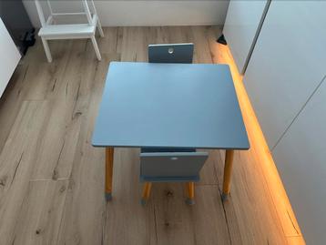 Kindertafeltje met stoelen beschikbaar voor biedingen